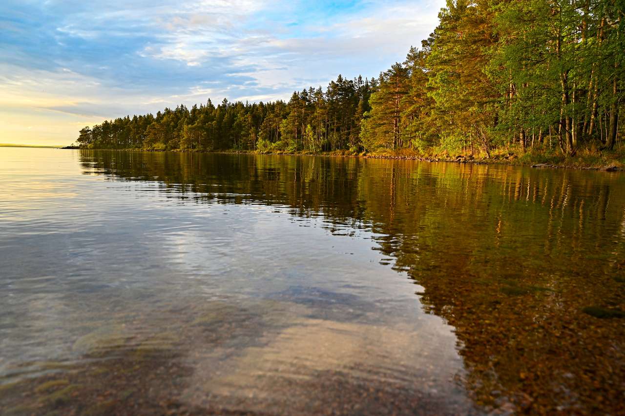 Klidná voda a pěkný západ slunce ve Švédsku skládačky online