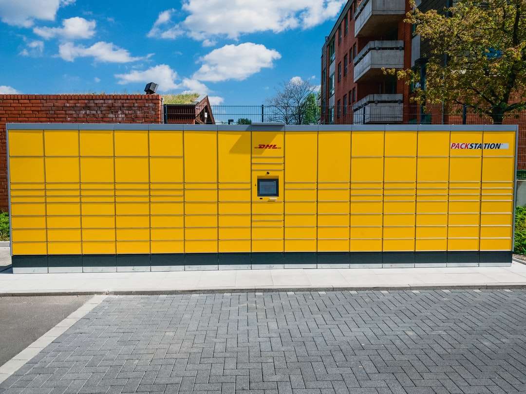 žlutá a hnědá betonová budova skládačky online