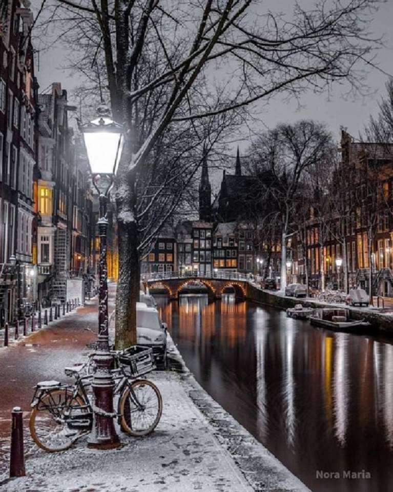 冬のアムステルダム。 オンラインパズル