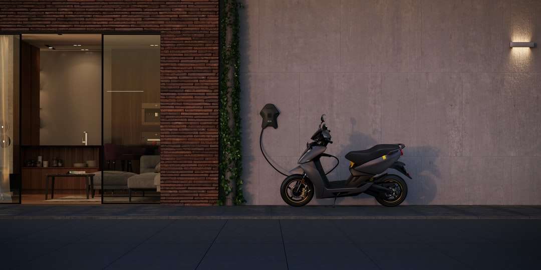 черен мотоциклет, паркиран до кафява тухлена стена онлайн пъзел