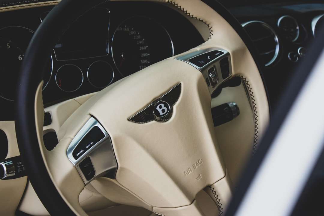 bézs és fekete színű Bentley autó kormánykerék online puzzle