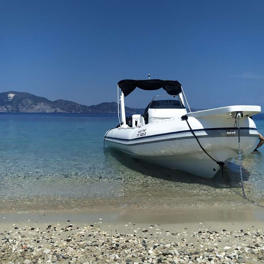 plaja cu barca din Zakynthos puzzle online