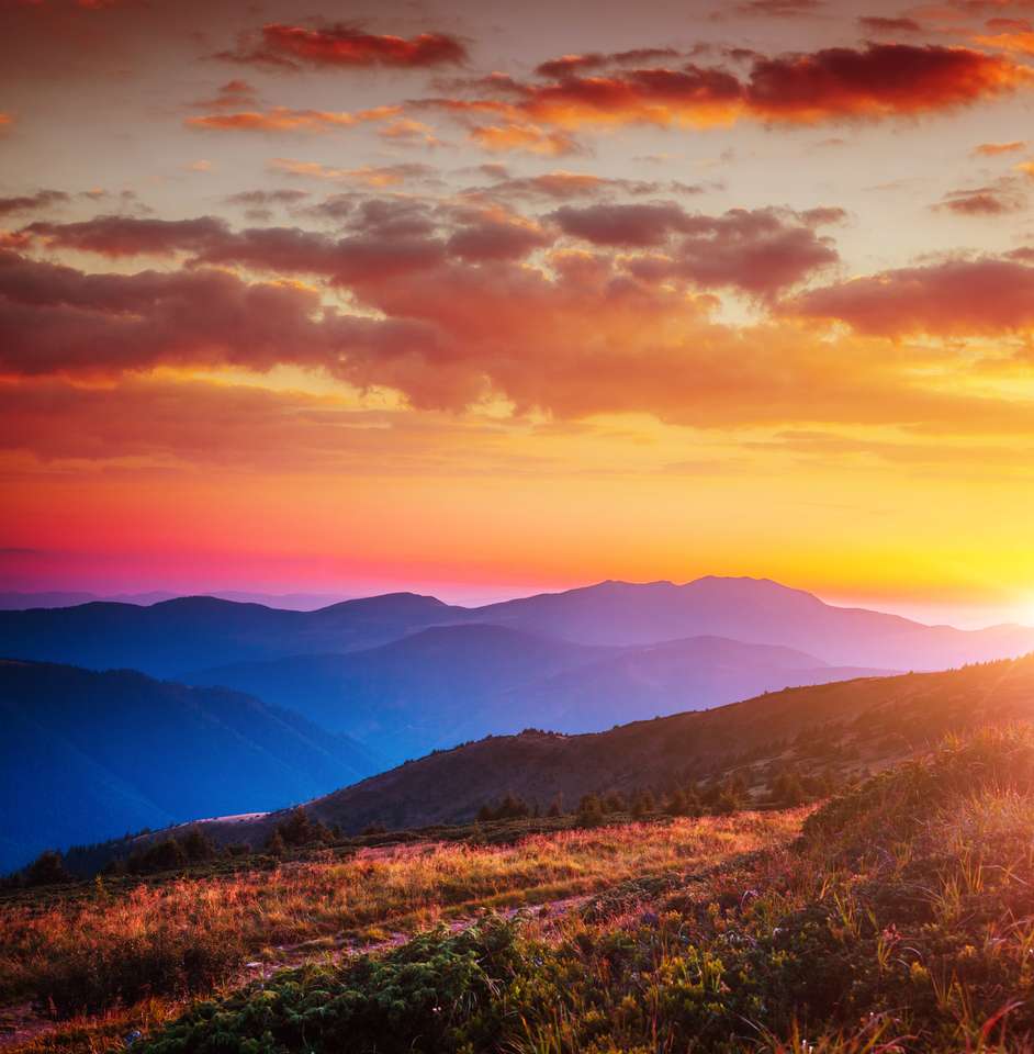 As montanhas alpinas são iluminadas pelo pôr do sol puzzle online