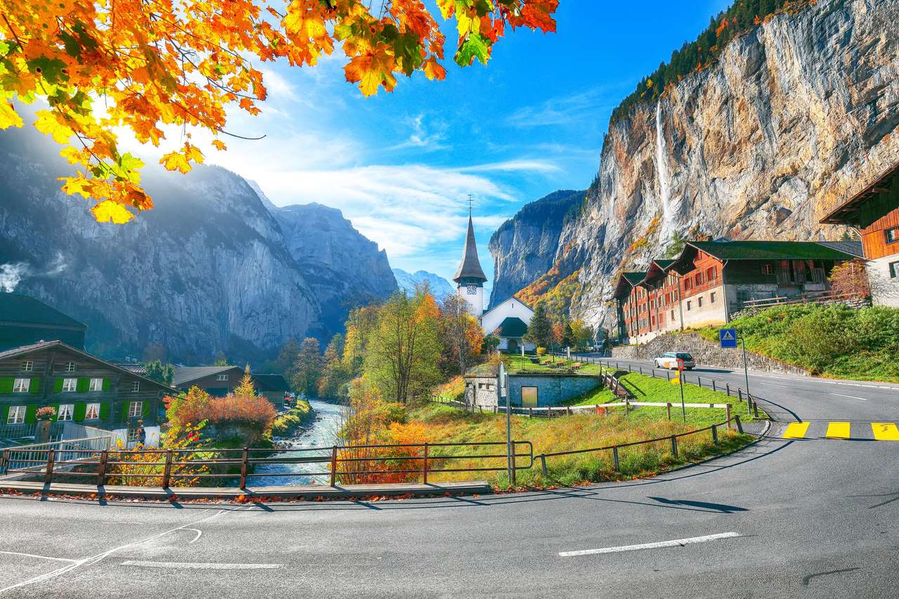 Vista deslumbrante de outono da vila de Lauterbrunnen quebra-cabeças online