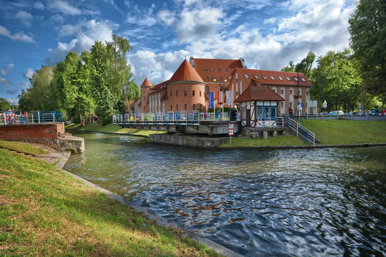 Schloss und See in Giżycko Puzzlespiel online