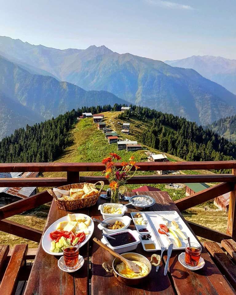 Ein Panorama auf die Berge beim Essen Puzzlespiel online