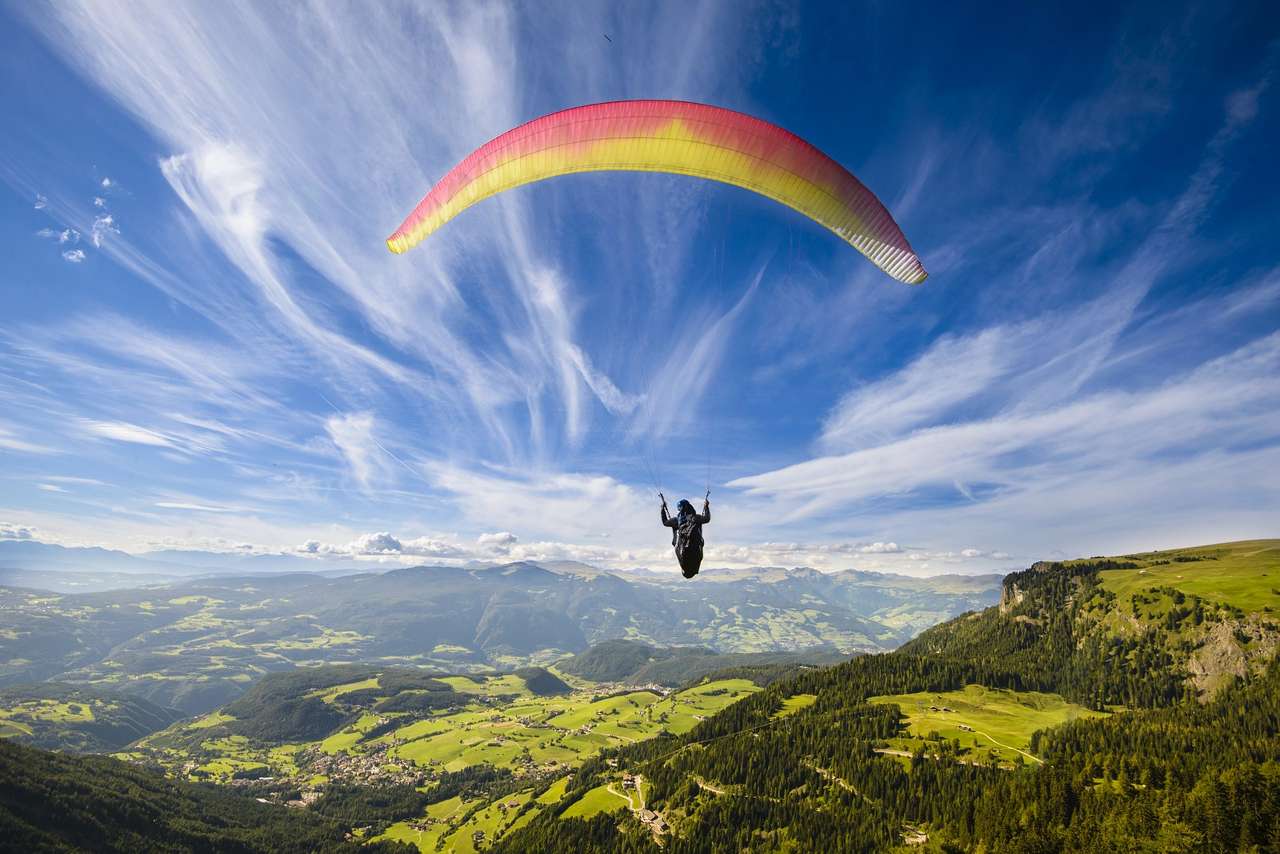 Berglandschaft mit Fallschirmsprung Online-Puzzle