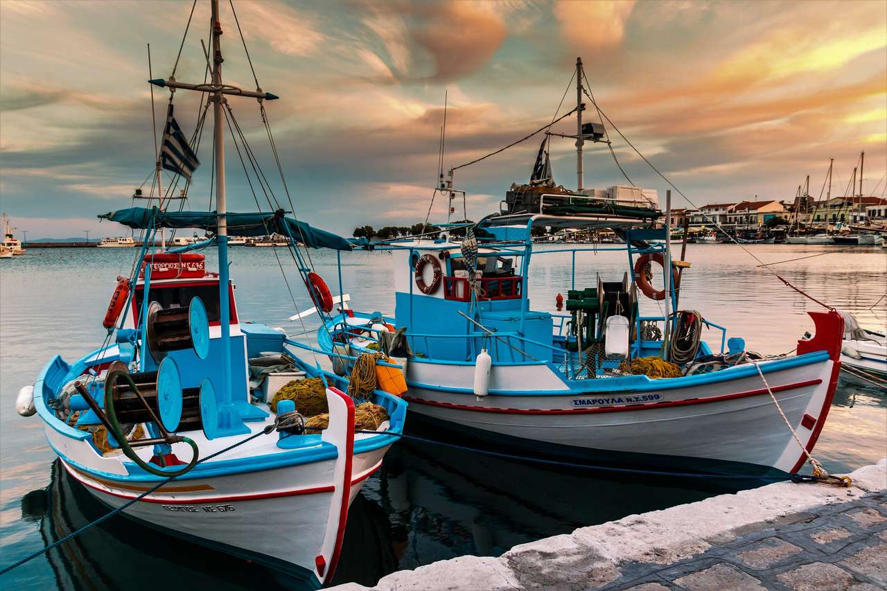 Лодки в море в Греции онлайн-пазл