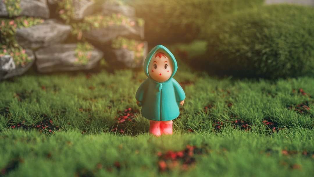 Rothaariges Mädchen in grüner Kleiderfigur auf grünem Gras Online-Puzzle