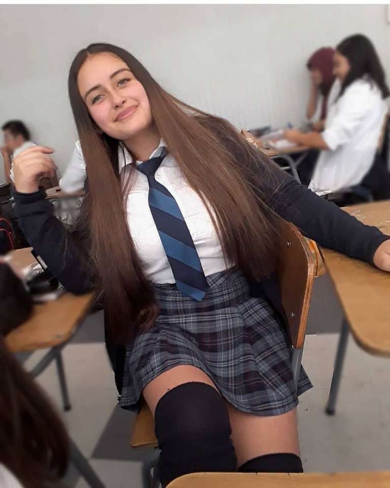 молода дівчина в класі посміхається пазл онлайн