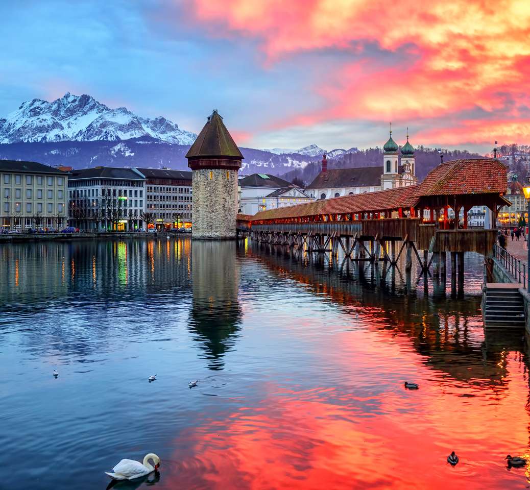 Coucher de soleil spectaculaire sur la vieille ville de Lucerne puzzle en ligne