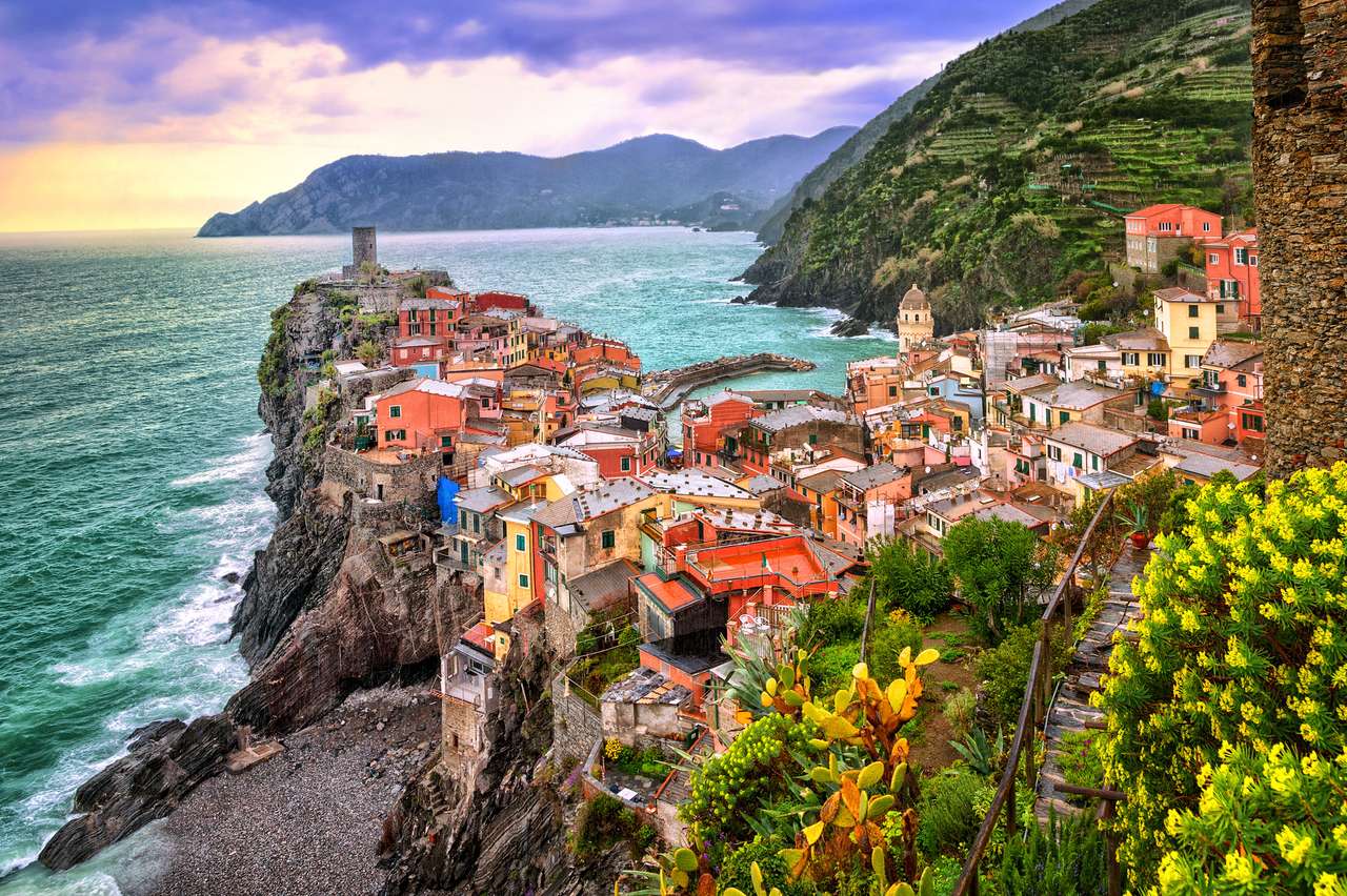Vernazza en Cinque Terre, Liguria, Italia, al atardecer rompecabezas en línea