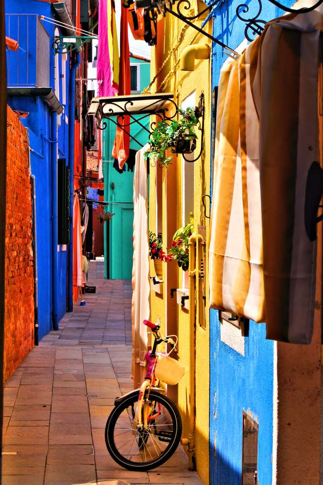 Lebhafte, farbenfrohe Straße in Burano, Venedig, Italien Puzzlespiel online