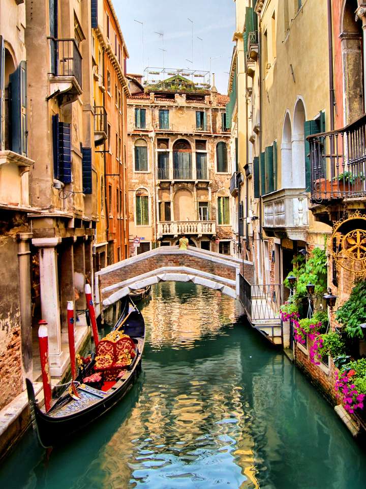 Naturskön kanal med gondol, Venedig, Italien Pussel online