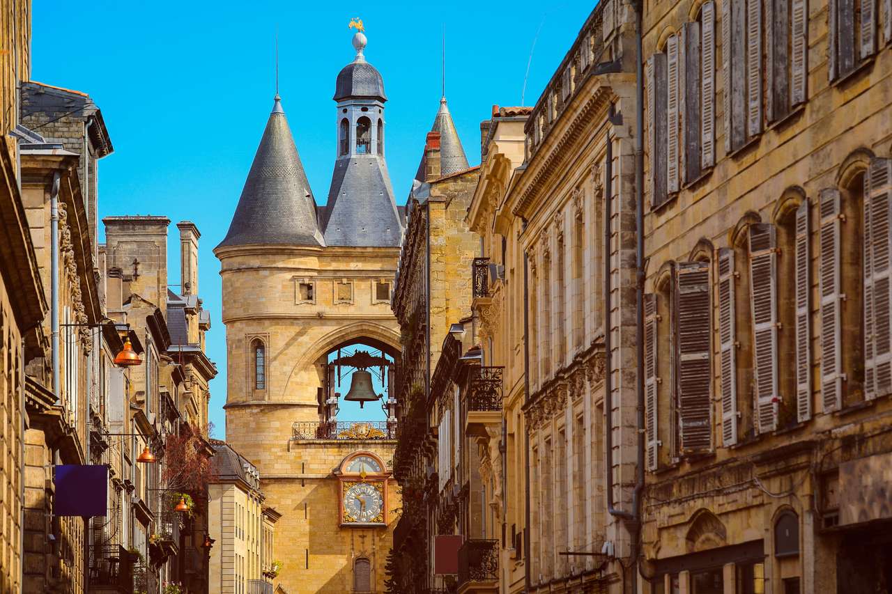 Pohled z ulice na staré město v bordeaux, Francie online puzzle