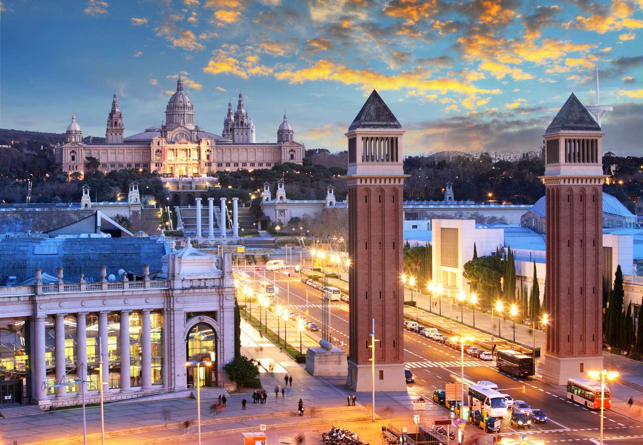 Vue au crépuscule de Barcelone, Espagne. Place d'Espagne puzzle en ligne