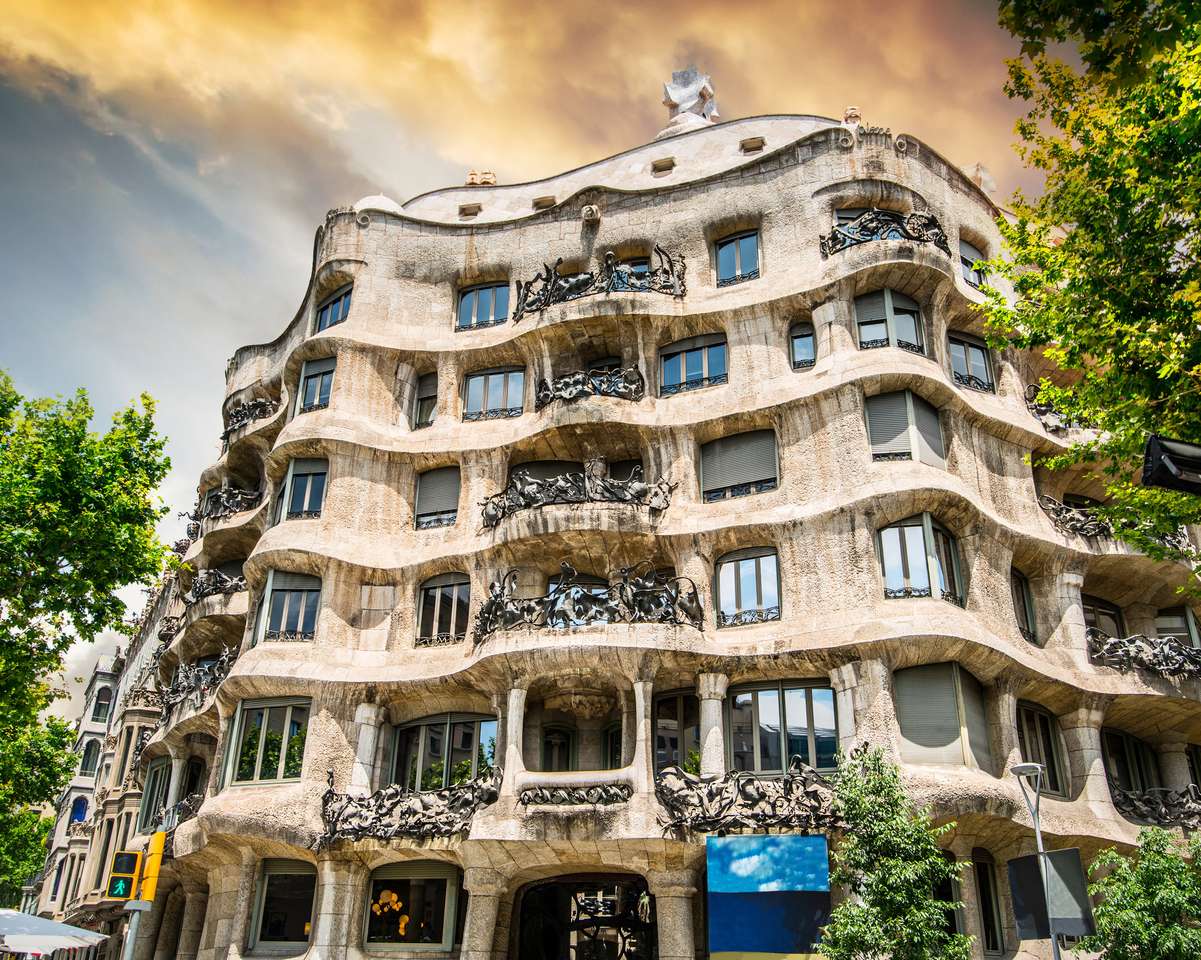 красива гледка към сградата la pedrera в Барселона, Испания онлайн пъзел