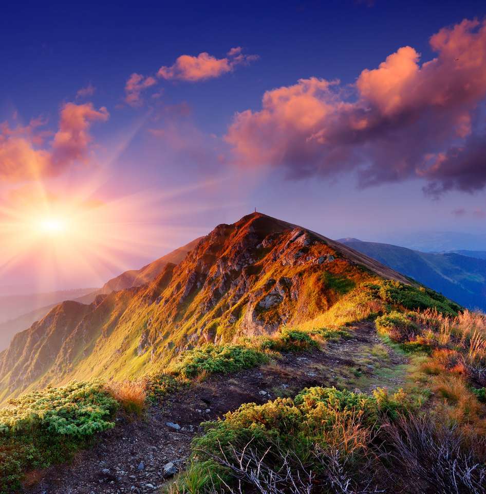 Красивый летний восход солнца в горах онлайн-пазл