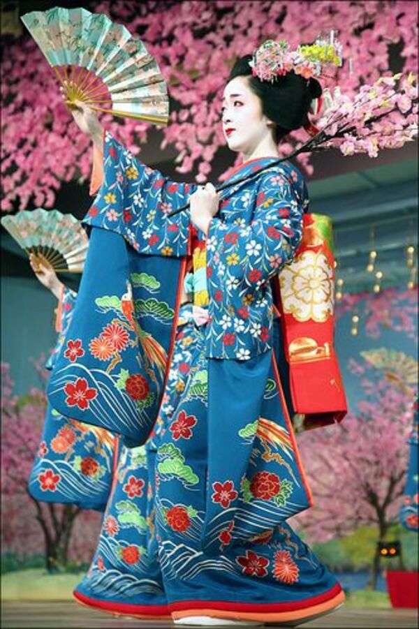 日本のデザインの凝った服を着た女性-アート1 ジグソーパズルオンライン