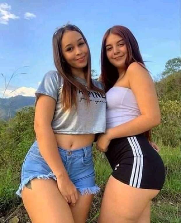 двойка красиви млади жени онлайн пъзел