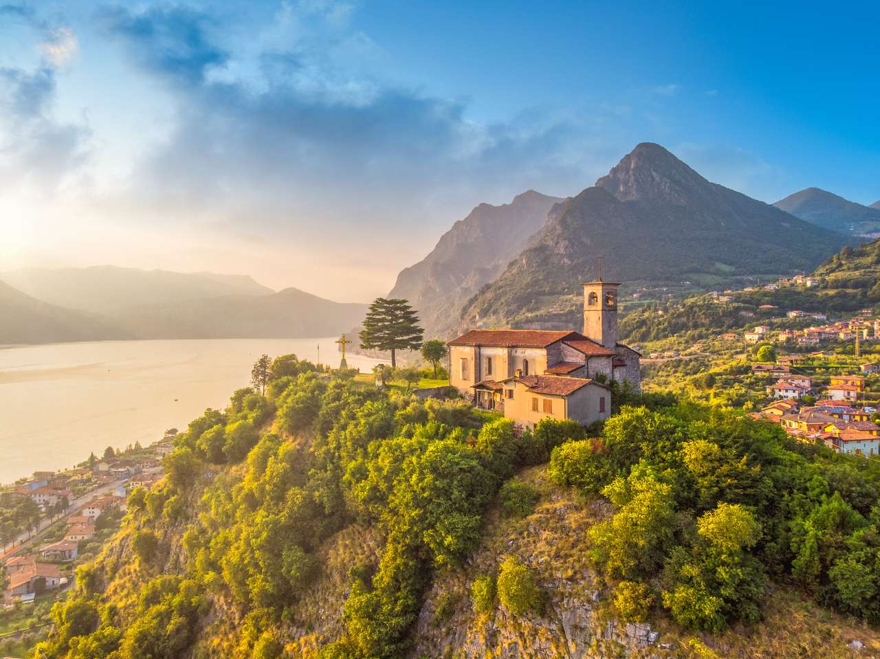 Lago d'Iseo con chiesa in cima alla collina puzzle online