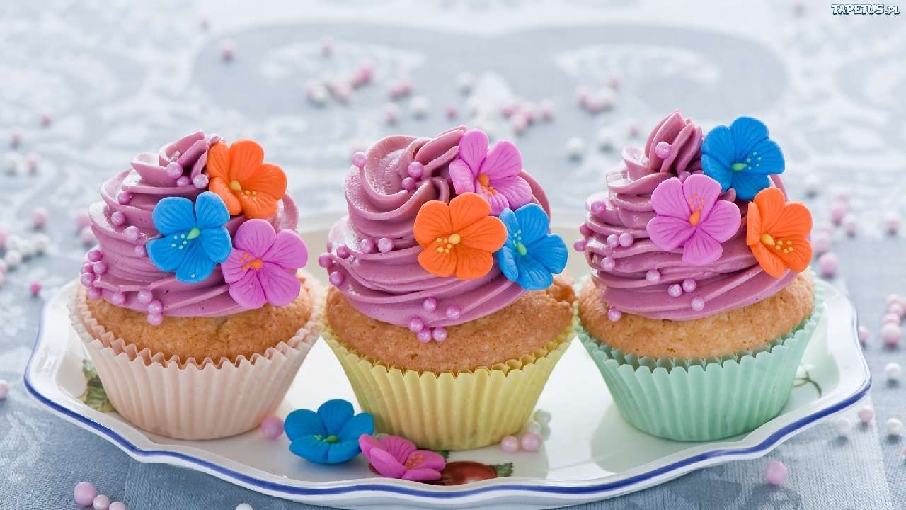 Cupcakes με κρέμα και λουλούδια παζλ online