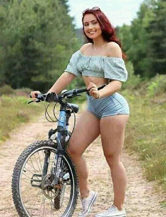 bella giovane donna in bicicletta puzzle online