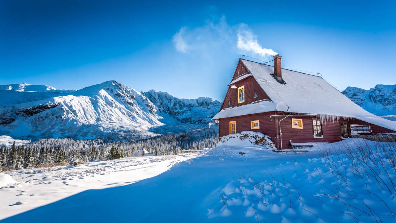 Alojamiento cálido en una cabaña de montaña en invierno. rompecabezas en línea