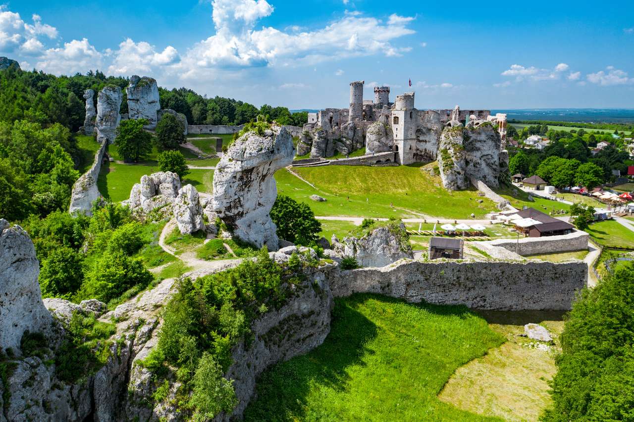Middeleeuwse kasteelruïnes in Ogrodzieniec, Polen legpuzzel online
