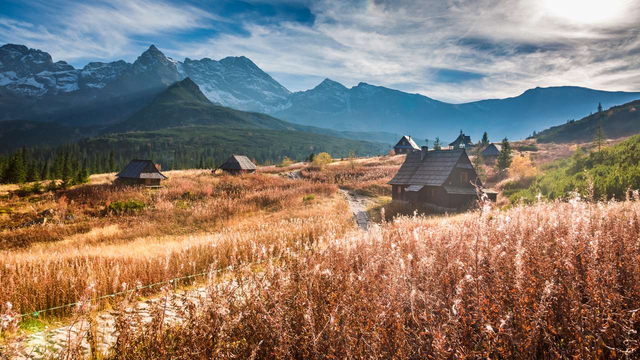 Vale maravilhoso na montanha Tatra ao pôr do sol no outono quebra-cabeças online