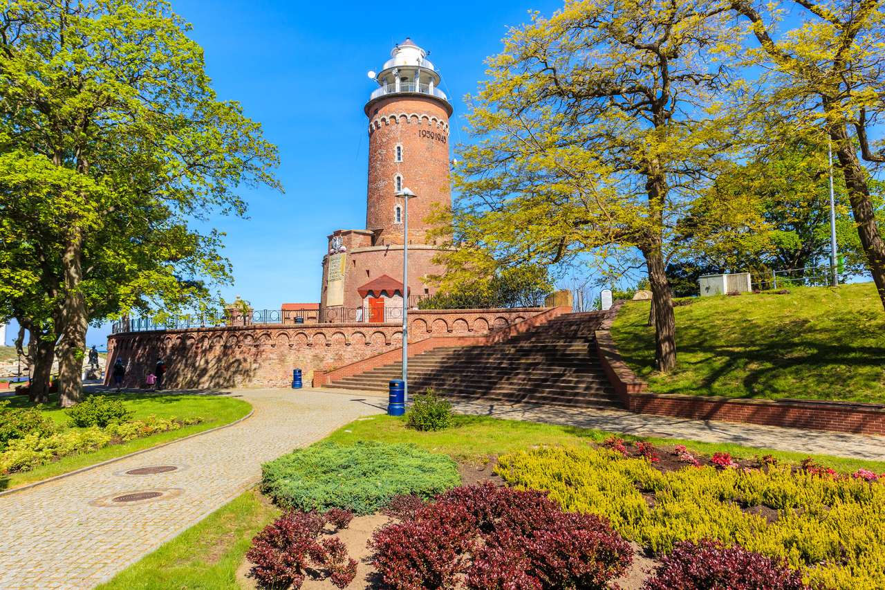 Tour du phare dans le parc de la ville de Kolobrzeg puzzle en ligne