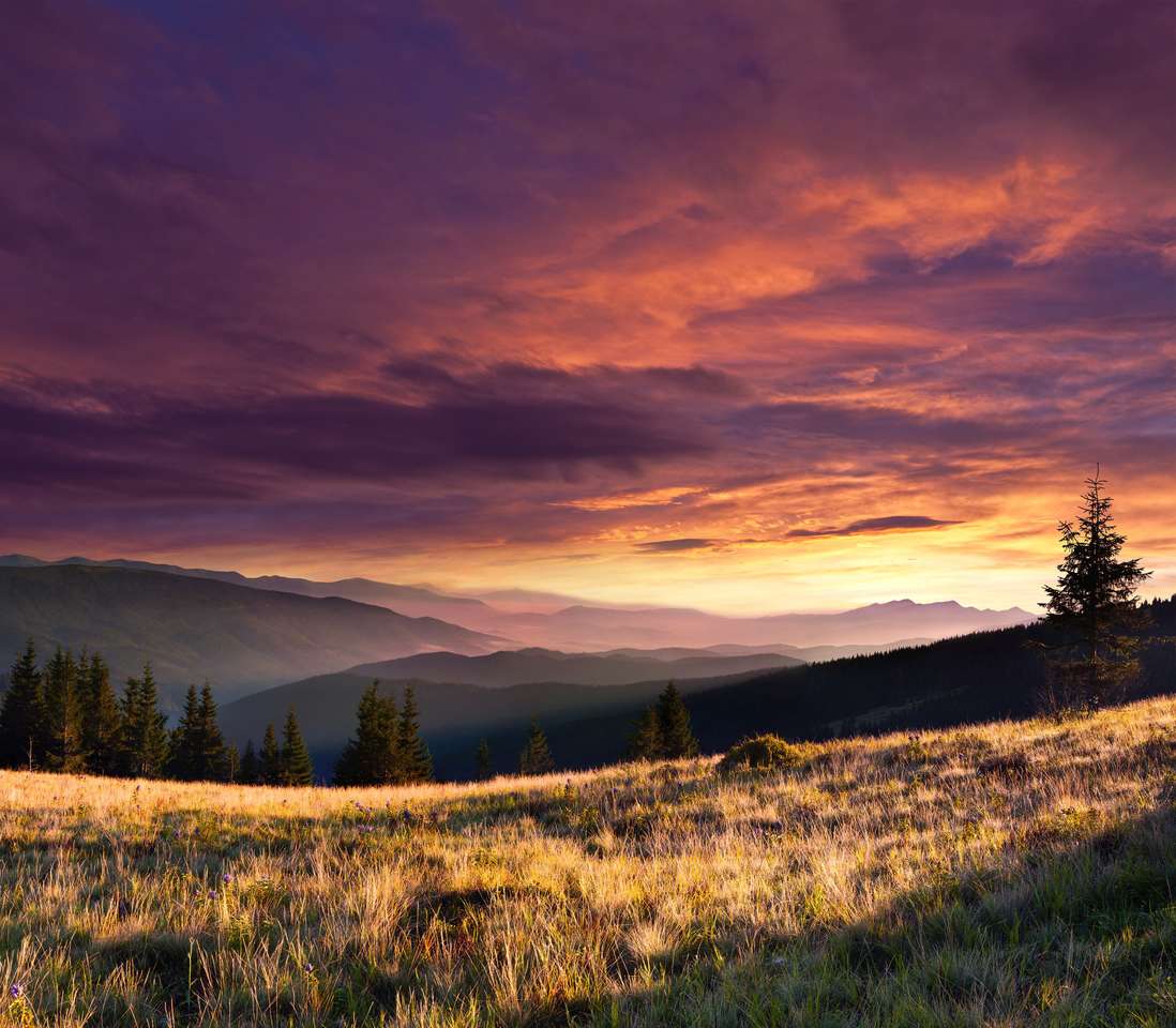 Letní krajina v horách s dramatickou oblohou. skládačky online