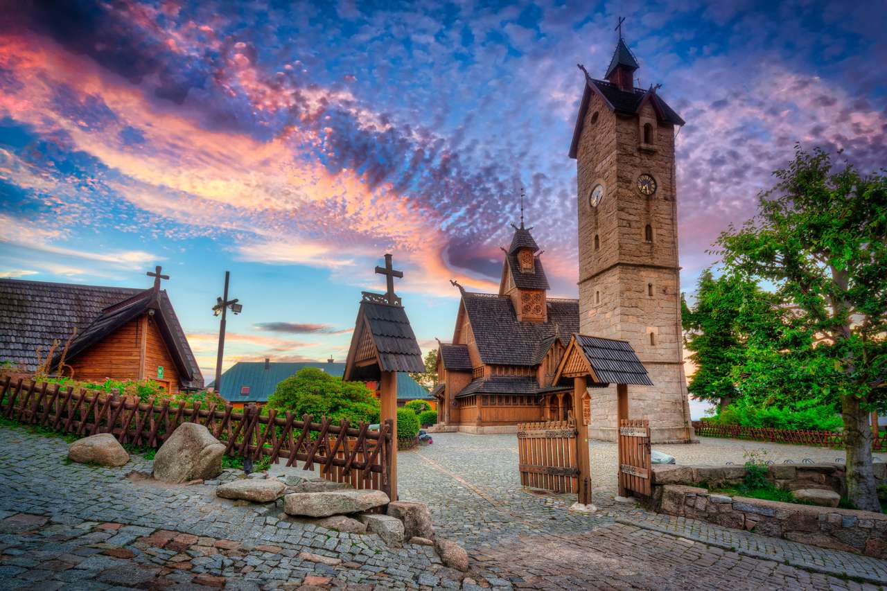 Belle église Vang Stave à Karpacz au coucher du soleil puzzle en ligne