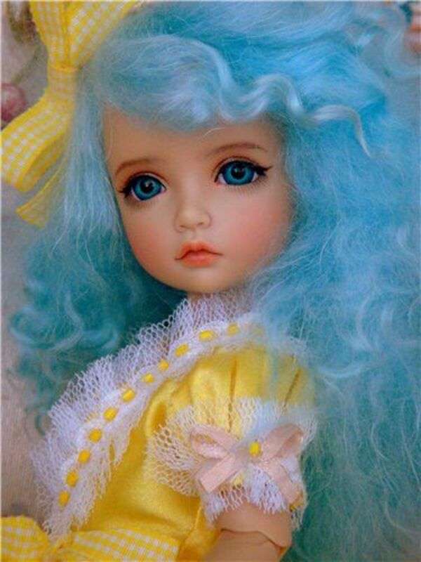 美しい人形の青い目と水色の髪 オンラインパズル