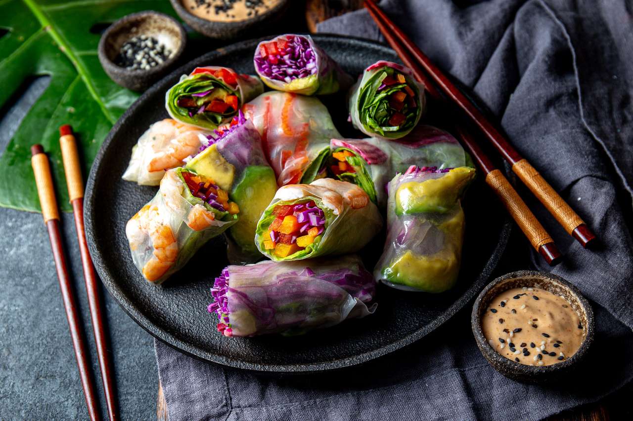 Delicioso rollito de primavera vietnamita con verduras y camarones rompecabezas en línea