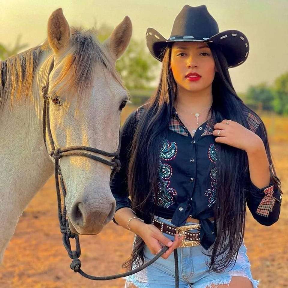 vacker cowgirl med sin häst pussel på nätet