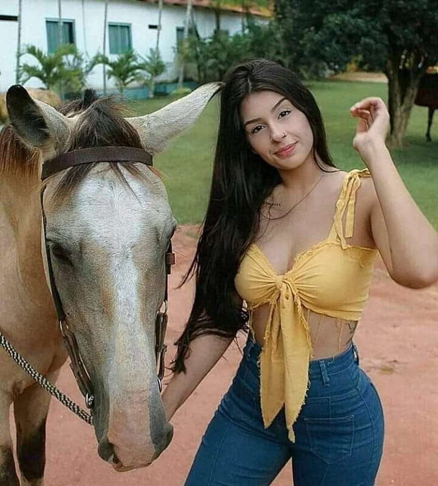 красива жена с коня си онлайн пъзел