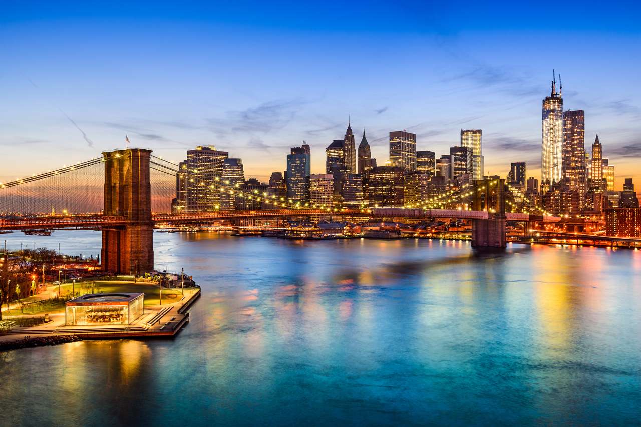 New York City, USAs silhuett över East River och Brooklyn Bridge. Pussel online