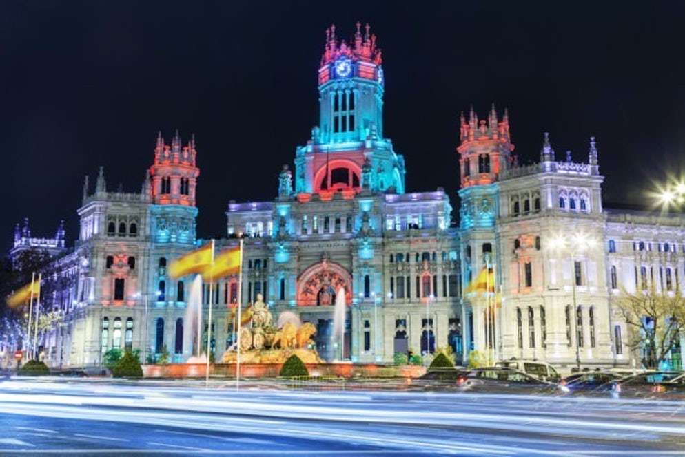 Мадрид ночью праздничный онлайн-пазл