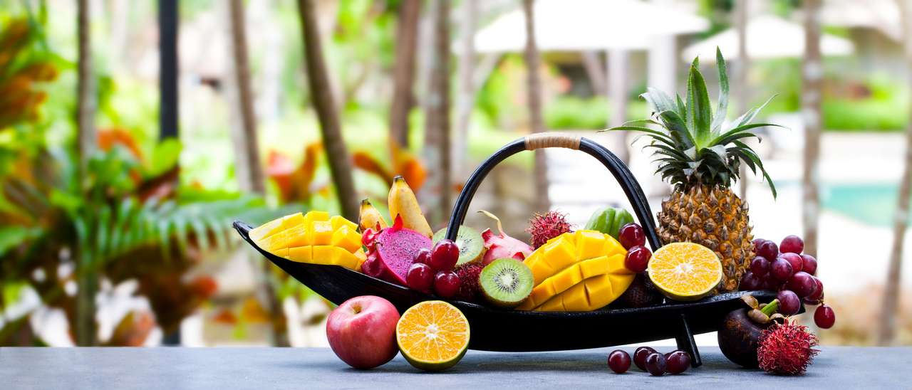 Tropiska frukter sortiment i träbåt. Pussel online