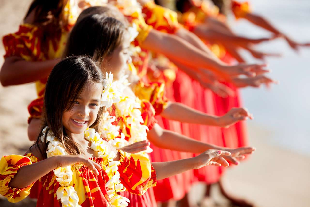 Hula-Mädchen am Strand mit erhobenen Händen Puzzlespiel online