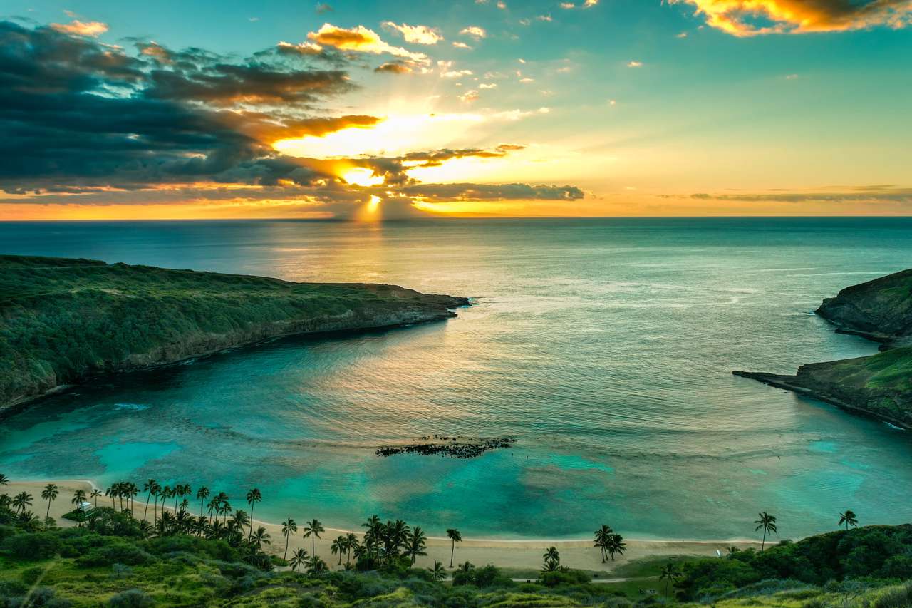 Nascer do sol sobre a baía de Hanauma em Oahu, Havaí quebra-cabeças online