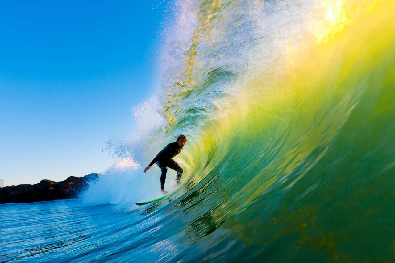 Surfer στο μπλε ωκεάνιο κύμα online παζλ