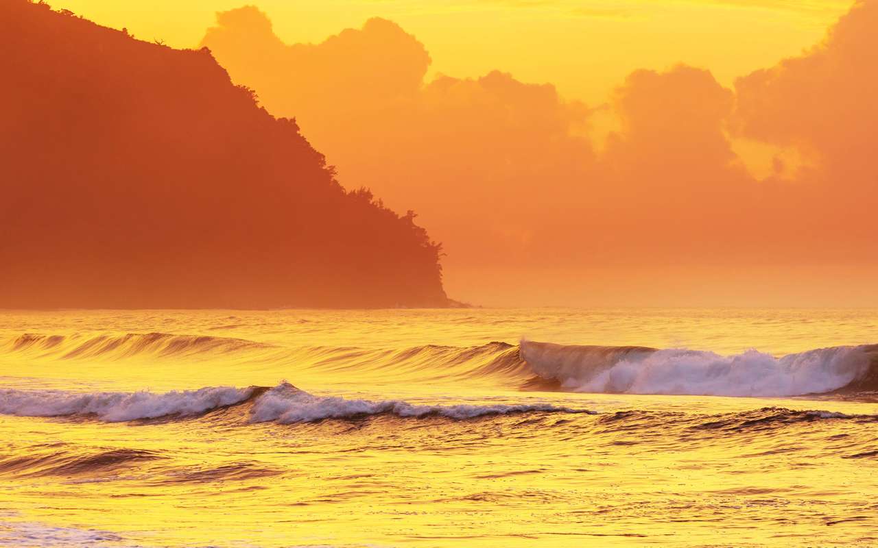 Praia havaiana incrível com pôr do sol fantástico puzzle online