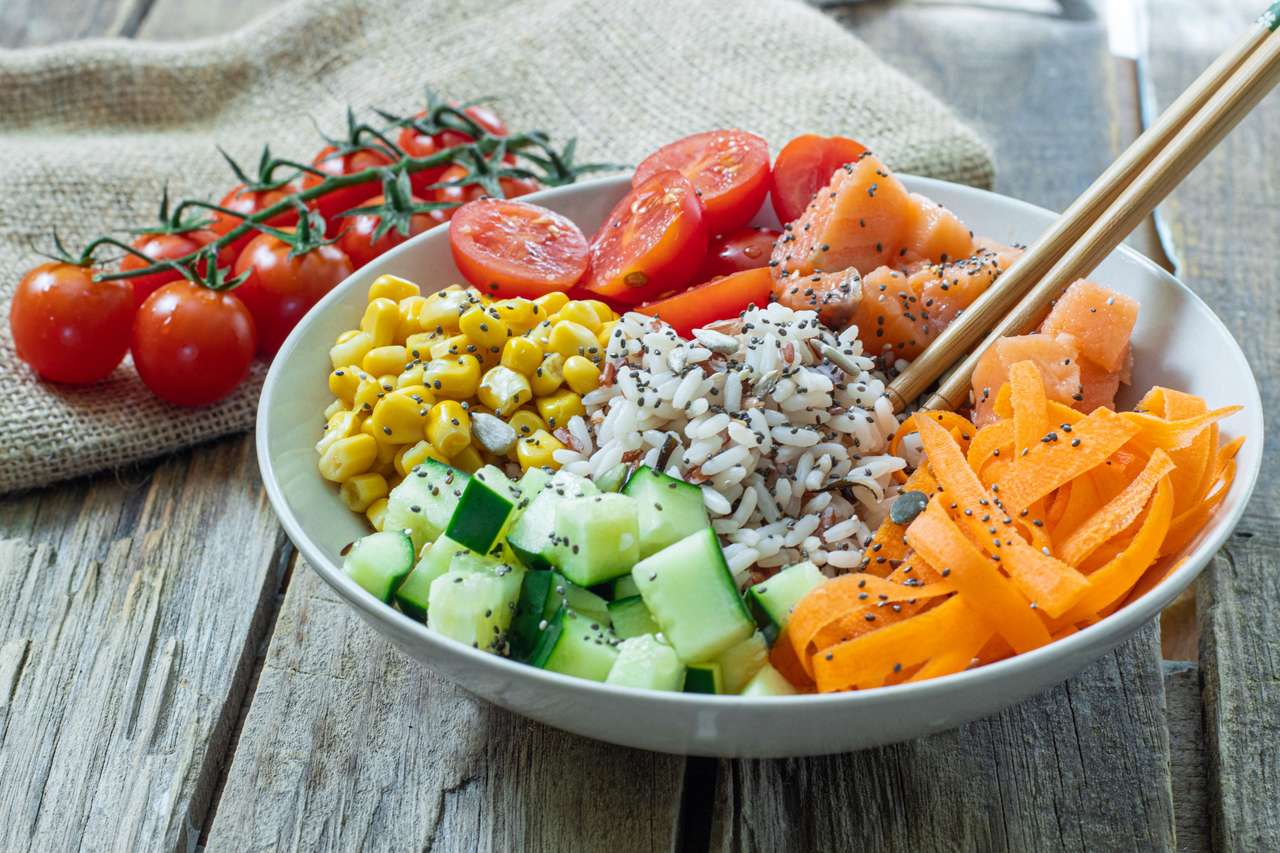 Huisgemaakte verse zalmpoke met groenten op bowl legpuzzel online