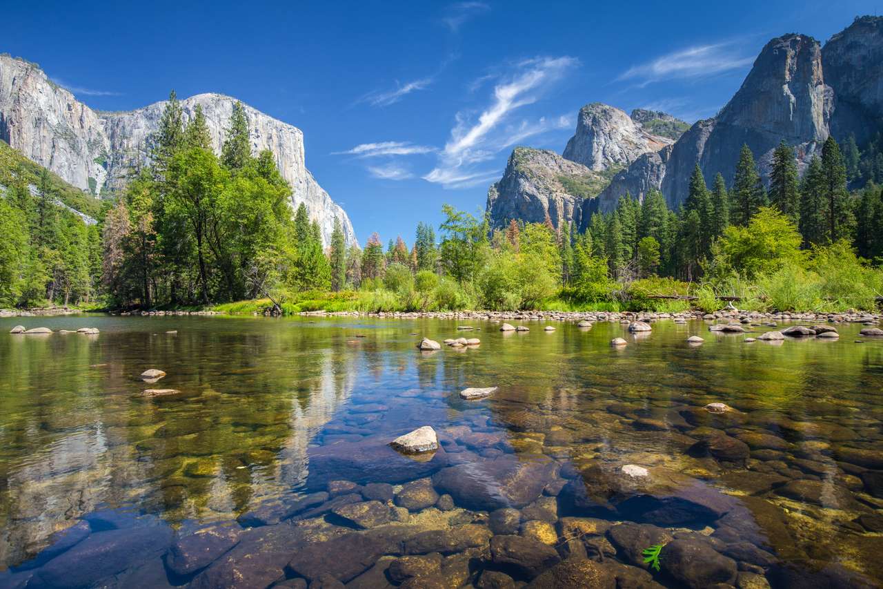Klassisk utsikt över natursköna Yosemite Valley pussel på nätet