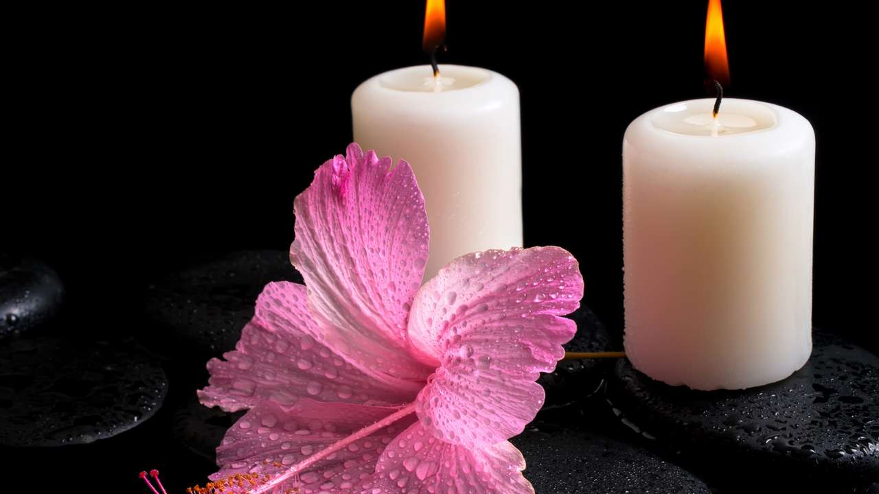 Twee witte kaarsen met hibiscus legpuzzel online