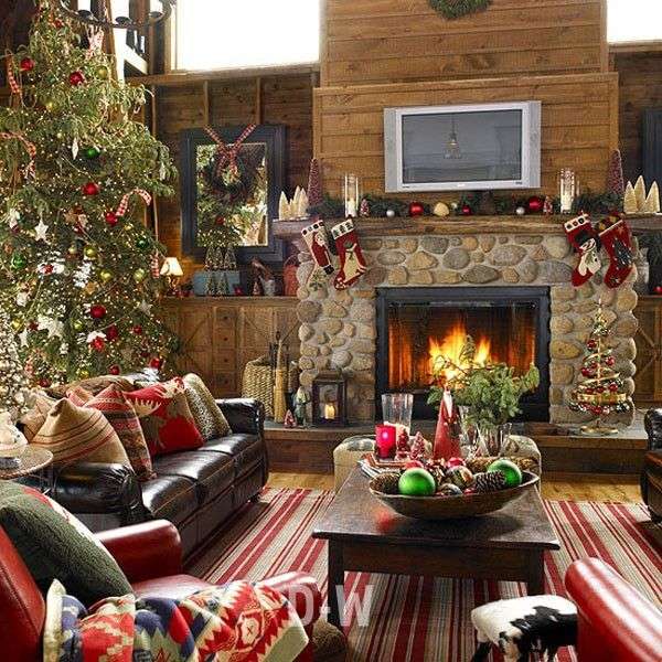 Karácsonyfa a kandalló mellett online puzzle