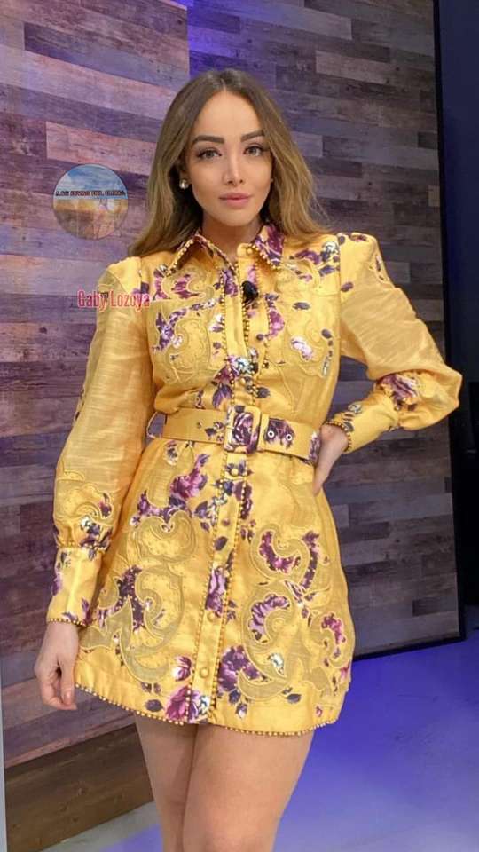 Splendida donna vestita di giallo puzzle online