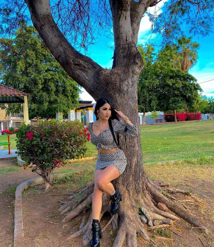 gorgeous woman on tree online puzzle